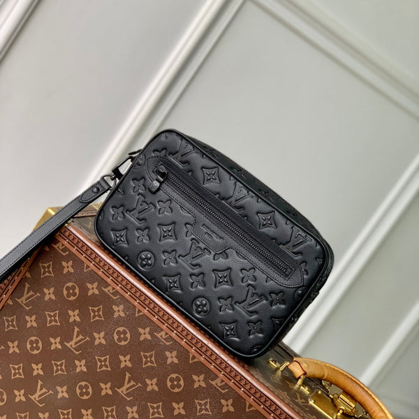 POCHETTE KASAI 24.5 IN BLACK MONOGRAM SHADOW CALFSKIN